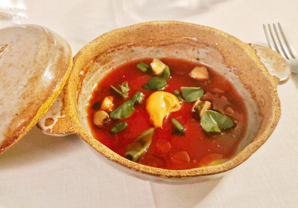 sopa de verduras en mesa